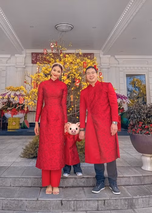 Còn Lan Khuê thường chọn góc chụp khuất hay sử dụng biểu tượng che chắn mặt con mỗi khi đăng ảnh con.