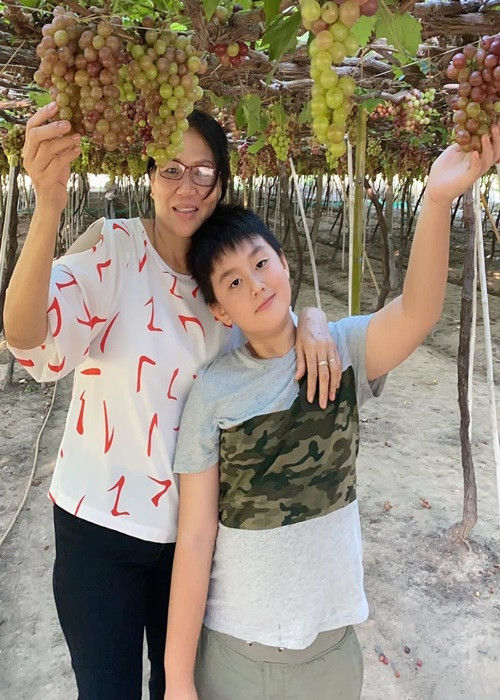 Lê Phương tiết lộ, bố mẹ chồng của cô còn rất yêu thương bé Pháo - con riêng của Lê Phương. “Dù hai ông bà ở xa như vậy, nhưng lúc nào vào Sài Gòn cũng có quà cho Pháo. Bé Pháo từ nhỏ đã không biết ông bà nội là ai và cũng chưa từng có ông bà nội. Cho nên, khi có được tình yêu thương của bố mẹ Trung Kiên, bé Pháo lúc nào cũng tin rằng, đó là ông bà nội ruột của mình”, nữ diễn viên chia sẻ. Ảnh: FB Lê Phương