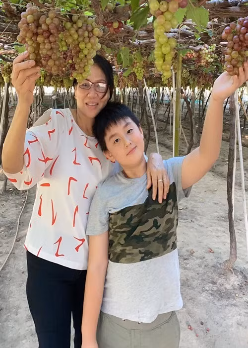 Lê Phương tiết lộ, bố mẹ chồng của cô còn rất yêu thương bé Pháo - con riêng của Lê Phương. “Dù hai ông bà ở xa như vậy, nhưng lúc nào vào Sài Gòn cũng có quà cho Pháo. Bé Pháo từ nhỏ đã không biết ông bà nội là ai và cũng chưa từng có ông bà nội. Cho nên, khi có được tình yêu thương của bố mẹ Trung Kiên, bé Pháo lúc nào cũng tin rằng, đó là ông bà nội ruột của mình”, nữ diễn viên chia sẻ. Ảnh: FB Lê Phương