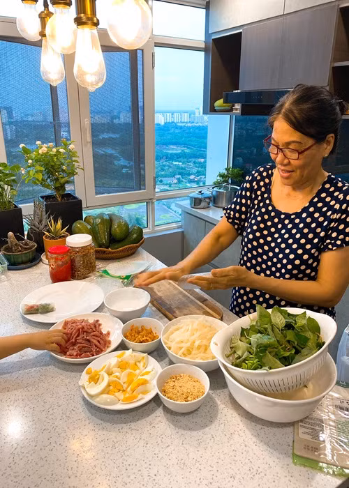 Lê Phương kể lại: "Người ta không thích mình thì mình phải làm cho người ta thương mình. Mà đó lại là mẹ của người mình yêu. Khi mẹ tôi ngăn cản chuyện tình của hai đứa, Trung Kiên cũng nói anh yêu tôi không có gì sai cả”. Ảnh: FB Lê Phương