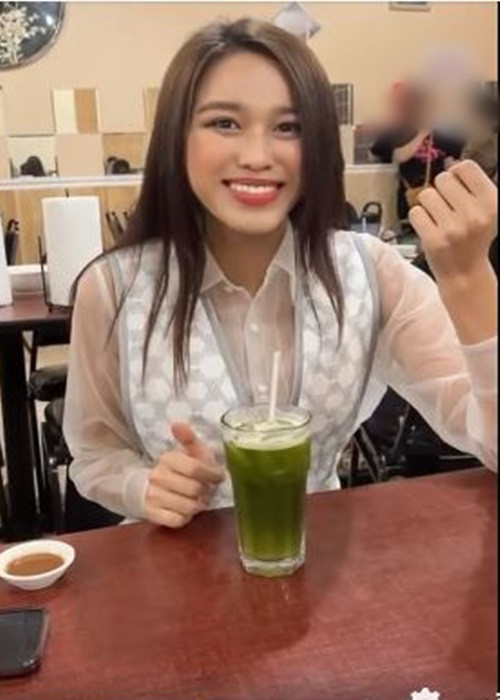 Sau khi chung kết Hoa hậu Thế giới 2021 bị hoãn, Đỗ Thị Hà rời Puerto Rico qua Mỹ. Mới đây, cô khoe đến quán ăn thưởng thức món Việt: nước đậu xanh rau má và phở.