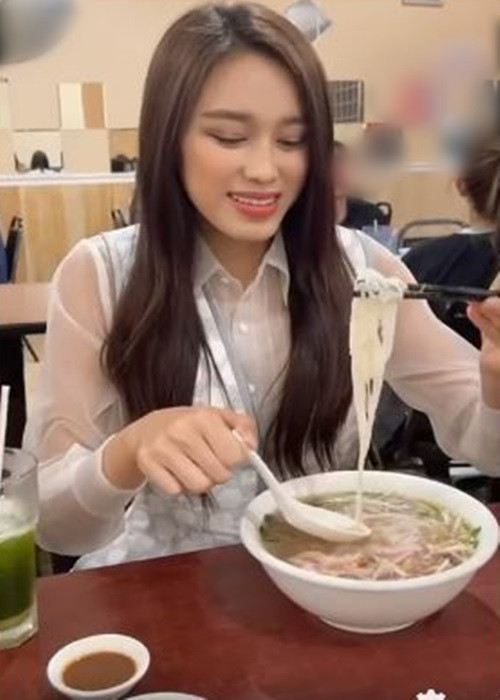 Đỗ Thị Hà ăn món Việt ngay khi đặt chân đến Mỹ.