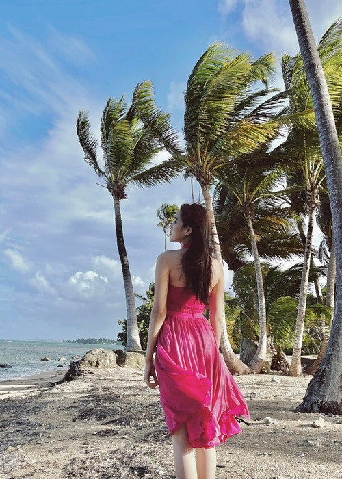 "Người có kem nền, người có phấn phủ, người có máy làm tóc, mỗi người góp một chút, giúp nhau vẽ lông mày, giúp nhau uốn tóc. Và từ sự thiếu thốn, sự đột ngột của những tình huống không thể ngờ tới, chúng tôi đã vượt qua bằng chính sức mạnh của sự đoàn kết", Đỗ Thị Hà chia sẻ.