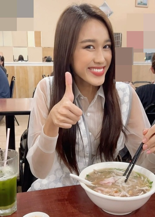 Nàng hoa hậu khen món ăn ngon.