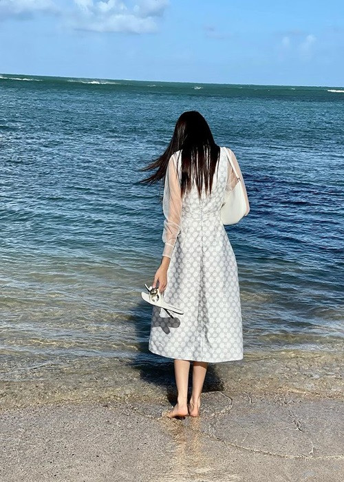 Ngày rời cuộc thi, Đỗ Thị Hà đi dạo trên bãi biển.