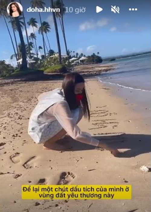 Cô còn ghi tên mình trên cát.
