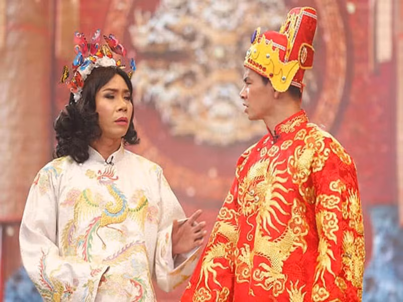 Nghệ sĩ Công Lý gắn bó với Táo Quân từ khi chương trình lên sóng. Vai diễn của anh là Bắc Đẩu. Chia sẻ về tạo hình “cô Đẩu”, Công Lý khẳng định ê-kíp xây dựng nhân vật này có tính cách ngoa ngoắt, châm chọc chứ không phải biến Bắc Đẩu thành con gái. Ảnh: Tổ quốc