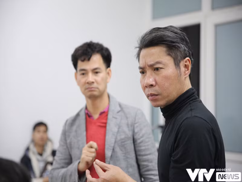 Công Lý từng trăn trở về ngoại hình không còn trẻ trong khi ngoại hình nhân vật vẫn yêu cầu phải đẹp. “Bây giờ tôi có tuổi rồi, da cũng thay đổi, không rõ là mùa Táo Quân năm nay, tôi sẽ gặp phải những khó khăn gì trong việc hóa trang. Tôi vẫn muốn cống hiến và đáp ứng mong mỏi của khán giả. Nhưng tôi cũng sợ một ngày nào đó không còn đáp ứng được yêu cầu mà người xem cần ở nhân vật của mình”, Công Lý chia sẻ trên Zing năm 2016. Ảnh: VTV