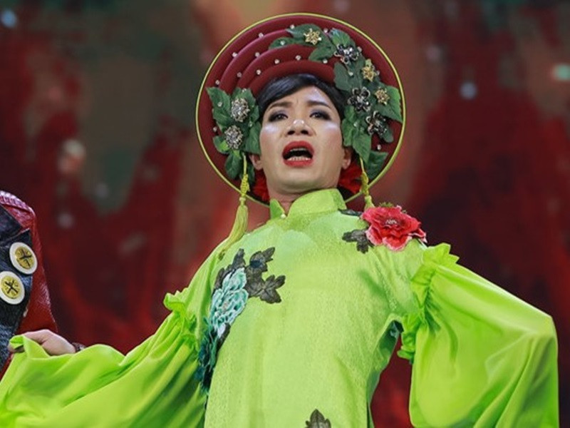 Khán giả ấn tượng với nhân vật của Công Lý không chỉ bởi tạo hình mà còn bởi các phát ngôn bá đạo. "Lần sau có ăn thì ăn cái bánh mỏng mỏng thôi, đừng ăn bánh dày rồi mang vạ"; "Không nhiều, chỉ thường xuyên thôi"; "Cỗ nào chẳng có thịt gà, đàn ông phải có đàn bà mới vui" là những câu nói ấn tượng của “cô Đẩu”. Ảnh: Zing