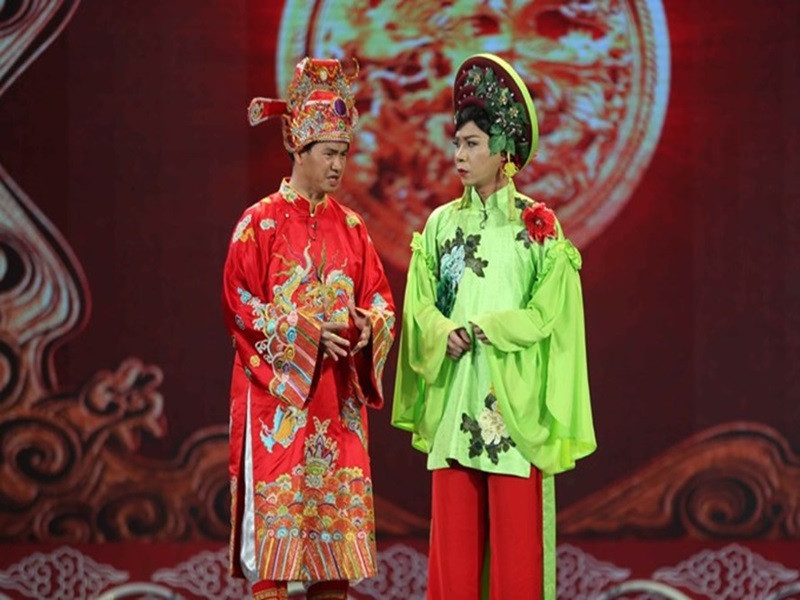 Để hóa thân Bắc Đẩu trong Táo quân, Công Lý luôn phải trang điểm, làm tóc cầu kỳ cũng như thay đổi giọng nói. Mỗi năm, khi chương trình lên sóng, tạo hình của nam nghệ sĩ luôn là điều được nhiều khán giả mong đợi. Ảnh: VOV