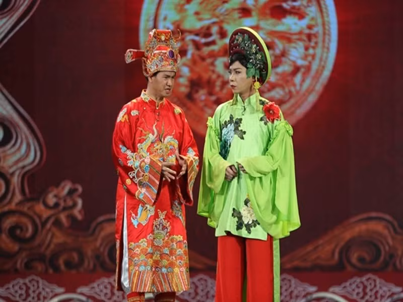 Để hóa thân Bắc Đẩu trong Táo quân, Công Lý luôn phải trang điểm, làm tóc cầu kỳ cũng như thay đổi giọng nói. Mỗi năm, khi chương trình lên sóng, tạo hình của nam nghệ sĩ luôn là điều được nhiều khán giả mong đợi. Ảnh: VOV