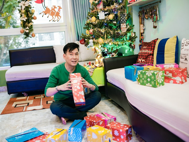 Năm nay, ca sĩ Đoan Trường tự trang trí nhà cửa để tạo không khí Giáng sinh. Ảnh: Dân Việt