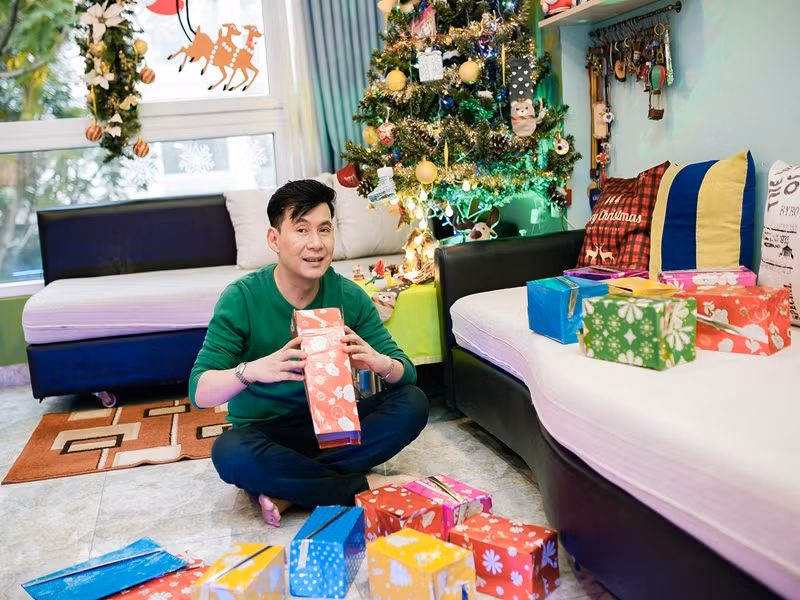 Năm nay, ca sĩ Đoan Trường tự trang trí nhà cửa để tạo không khí Giáng sinh. Ảnh: Dân Việt