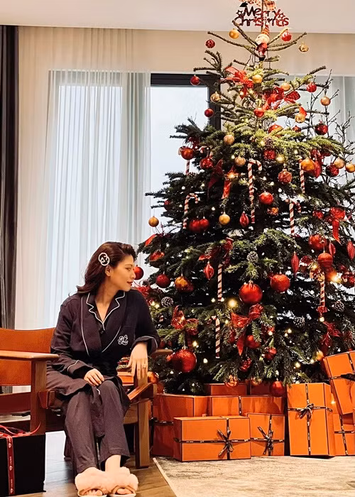 BTV Ngọc Trinh diện đồ ngủ chào đón Giáng sinh tại nhà riêng.