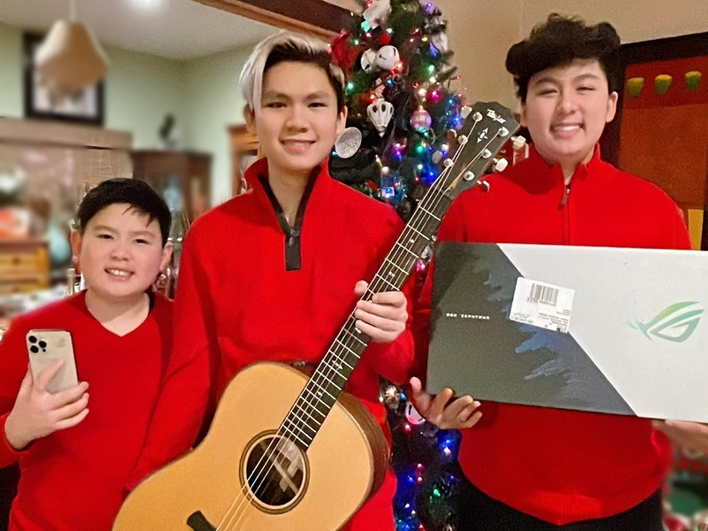 Bằng Kiều không ở Mỹ nhưng đã gửi quà Giáng sinh cho 3 cậu con trai. "Anh lớn Beckam thì được bố tặng cho cây đàn, nghe nói đâu cây đàn này trị giá đến vài nghìn đô. Em giữa Colin thì được cái laptop và em út Kenzi thì được cái iPhone 12 Pro Max", Trizzie Phương Trinh chia sẻ.