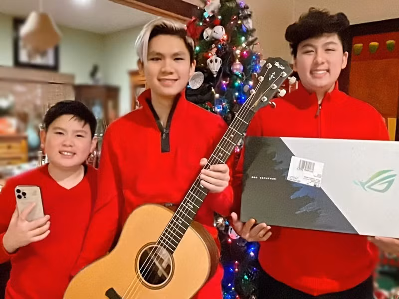 Bằng Kiều không ở Mỹ nhưng đã gửi quà Giáng sinh cho 3 cậu con trai. "Anh lớn Beckam thì được bố tặng cho cây đàn, nghe nói đâu cây đàn này trị giá đến vài nghìn đô. Em giữa Colin thì được cái laptop và em út Kenzi thì được cái iPhone 12 Pro Max", Trizzie Phương Trinh chia sẻ.