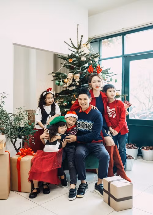 Vợ chồng Lý Hải - Minh Hà cùng các con trang trí cây thông để tạo không khí mùa Giáng sinh.