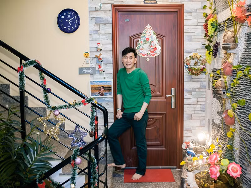 Trên Dân Việt, Đoan Trường chia sẻ, anh không tổ chức tiệc tối mời bạn bè, nghệ sĩ qua nhà nấu ăn, hàn huyên, hát hò như các năm trước vì hạn chế tập trung đông người. Ảnh: Dân Việt