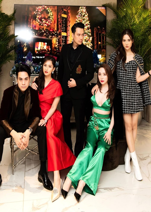 Lã Thanh Huyền mở tiệc Giáng sinh tại biệt thự. Nữ diễn viên mời các đồng nghiệp thân thiết như Quỳnh Nga, Việt Anh, Thái Dũng, Huyền Lizzie.