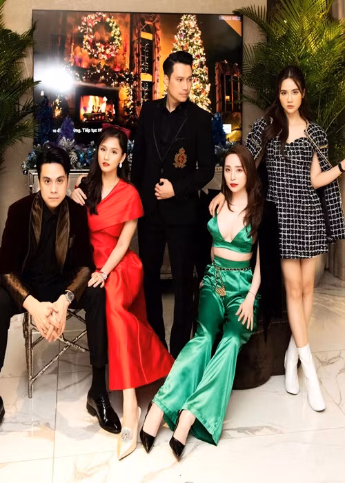 Lã Thanh Huyền mở tiệc Giáng sinh tại biệt thự. Nữ diễn viên mời các đồng nghiệp thân thiết như Quỳnh Nga, Việt Anh, Thái Dũng, Huyền Lizzie.