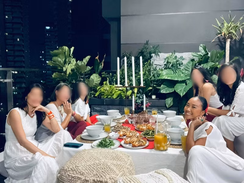 Ở Singapore, Đoan Trang vào bếp nấu ăn khi mời bạn bè đến chơi.