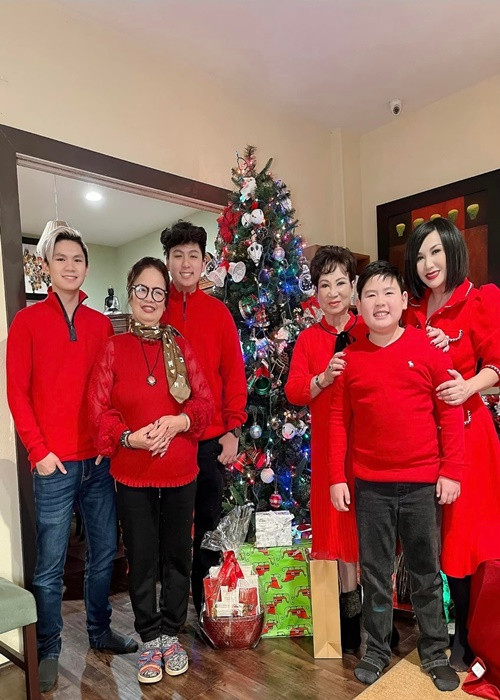 Trizzie Phương Trinh - vợ cũ của Bằng Kiều đưa mẹ đẻ và các con sang nhà mẹ chồng cũ để đón Giáng sinh ở Mỹ.