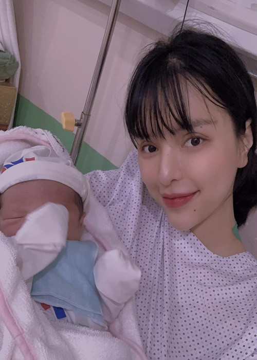 Trước khi chia sẻ vụ bị bạo hành, Khả Trang thông báo việc làm mẹ đơn thân của một bé trai 4 tháng tuổi.