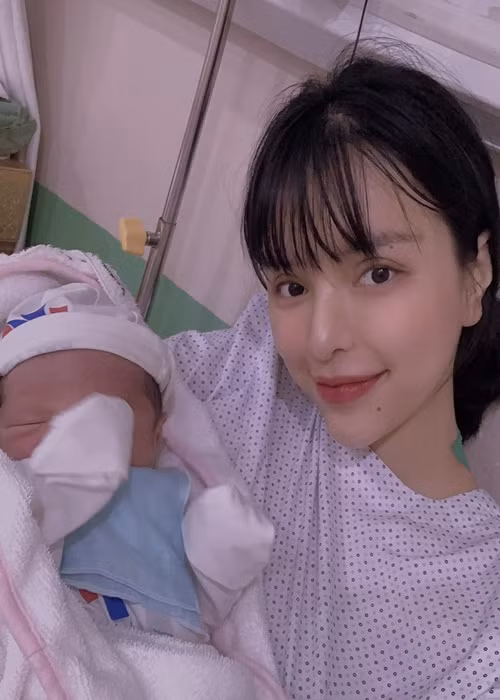 Trước khi chia sẻ vụ bị bạo hành, Khả Trang thông báo việc làm mẹ đơn thân của một bé trai 4 tháng tuổi.