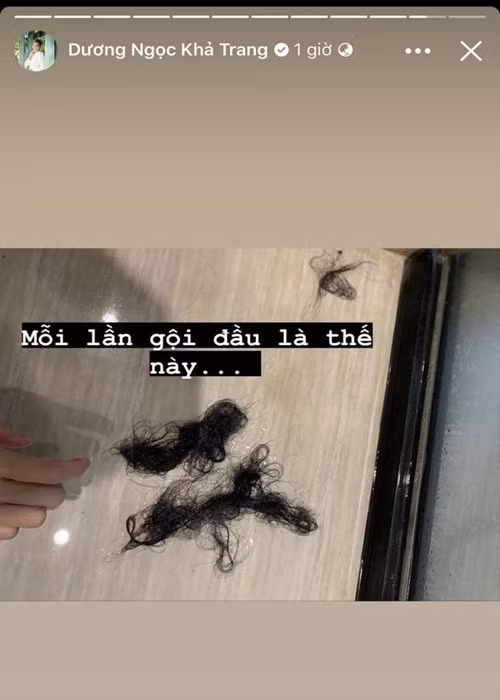 Tuy nhiên, người hâm mộ không khỏi lo lắng khi mới đây, cô đăng tải hình ảnh rụng tóc nghiêm trọng sau mỗi lần gội đầu.