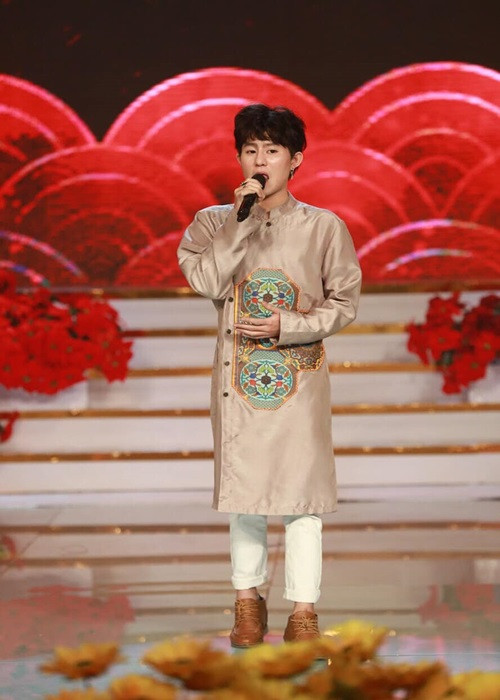 Chí Thành mặc áo dài trong một lần biểu diễn. Ảnh: FB Chí Thành