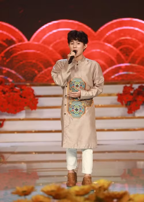 Chí Thành mặc áo dài trong một lần biểu diễn. Ảnh: FB Chí Thành