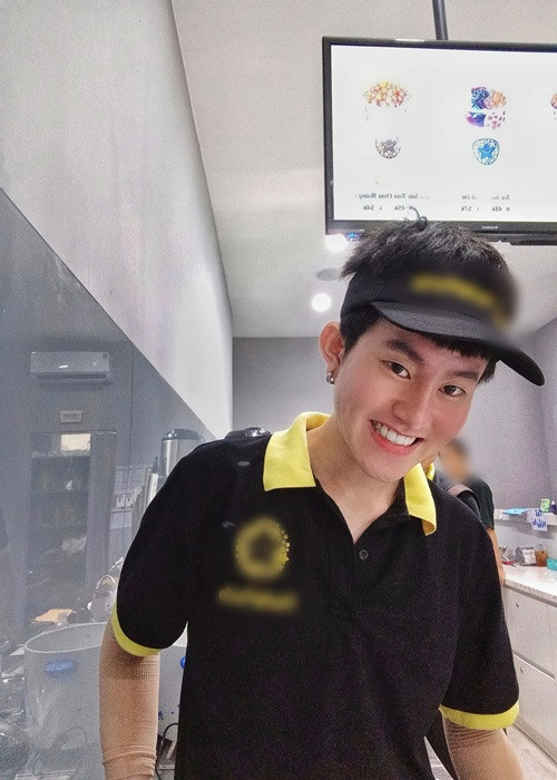 Nam ca sĩ vui vẻ bán hàng ở một quán trà sữa. Ảnh: FB Chí Thành