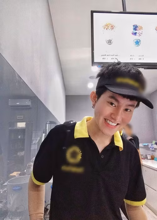 Nam ca sĩ vui vẻ bán hàng ở một quán trà sữa. Ảnh: FB Chí Thành