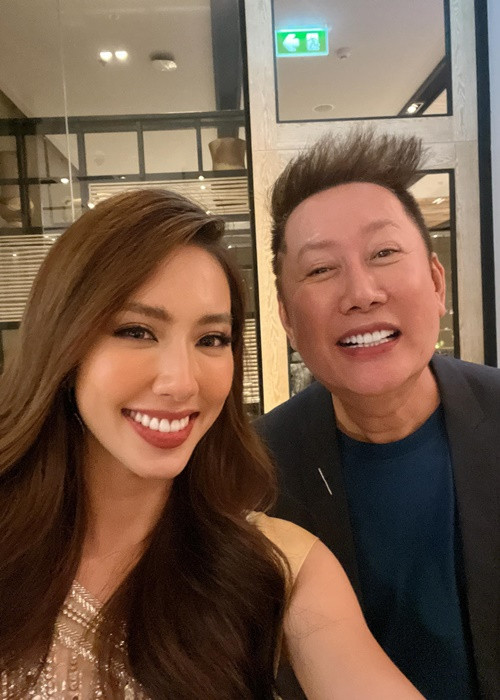 Đại diện Việt Nam khéo lấy lòng ông chủ tịch cuộc thi khi cho biết học tiếng Thái hơn 1 tháng và dự định ở Thái Lan 1 năm. Ảnh: FB Thùy Tiên