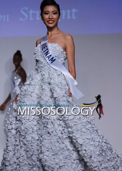 Trong chung kết Hoa hậu Quốc tế 2015, Thúy Vân đoạt giải á hậu 3. Vào thời điểm đó, đây là thành tích cao nhất của nhan sắc Việt trên đấu trường quốc tế. Theo trang Missosology, sau thành công của Á hậu Thúy Vân, Việt Nam xếp ở vị trí 76, tăng 11 bậc trên bảng xếp hạng nhan sắc thế giới. Ảnh: Missosology