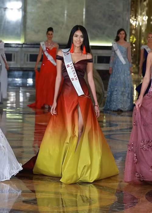 Năm 2015, Lan Khuê tham gia cuộc thi Hoa hậu Thế giới. Trên đấu trường nhan sắc quốc tế, cô lọt top 30 phần thi trình diễn thời trang, giải phụ trang phục dạ hội đẹp nhất. Ảnh: Dân Việt