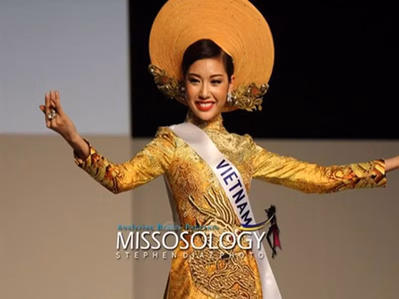 Năm 2015, Thúy Vân tham gia cuộc thi Hoa hậu Quốc tế. Với sự tự tin cùng khả năng nói tiếng Anh lưu loát, Thúy Vân rất năng nổ tham gia hoạt động thuyết trình giao lưu. Đáng chú ý, trong đêm tổng duyệt trước chung kết, Thúy Vân diện bộ đầm dạ hội được lấy cảm hứng từ hoa anh đào - loài hoa đặc trưng của Nhật Bản. Nhờ sự chuẩn bị thông minh này, cô gây thêm ấn tượng với ban giám khảo. Ảnh: Missosology