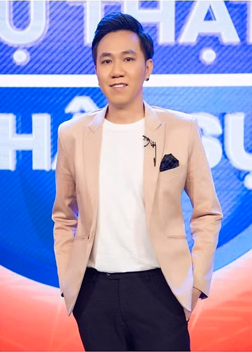 Trước hàng loạt ý kiến trái chiều, Trấn Thành kiên quyết xử lý 3 kẻ tung tin để bảo vệ danh dự dù những người này lên tiếng xin lỗi, đính chính chỉ là đùa giỡn. Trái ngược Trấn Thành, Anh Đức không phản ứng mạnh mẽ mà chỉ giữ im lặng. Ảnh: FB Anh Đức