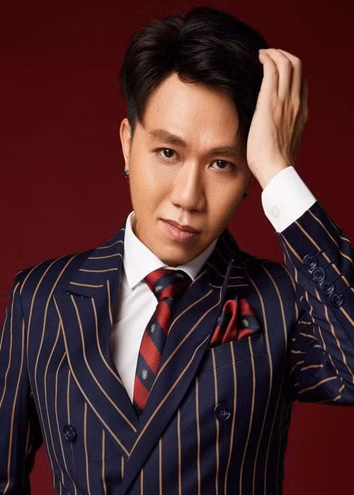 Anh Đức và nghệ sĩ Ngọc Giàu mỗi người bị phạt tiền 15 triệu đồng với hành vi vi phạm ra nước ngoài biểu diễn nghệ thuật mà không có giấy phép. Còn Trấn Thành bị phạt hơn 32 triệu đồng vì ra nước ngoài biểu diễn nghệ thuật mà không có giấy phép, làm lại tác phẩm khi không được phép của chủ sở hữu quyền tác giả, xuyên tạc tác phẩm gây phương hại đến danh dự và uy tín của tác giả. Ảnh: FB Anh Đức