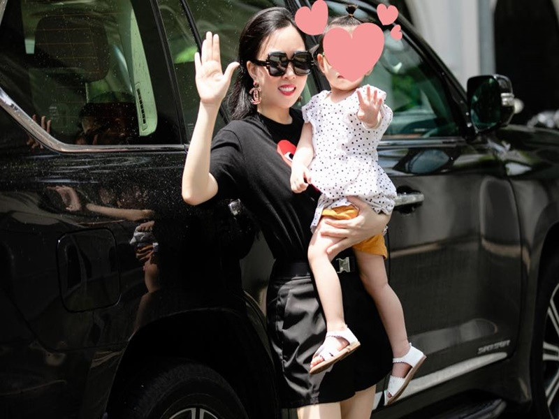 Phượng Chanel đăng tải nhiều hình ảnh bên con gái nhỏ sau khi chia tay Quách Ngọc Ngoan. Ảnh: FB Phượng Chanel