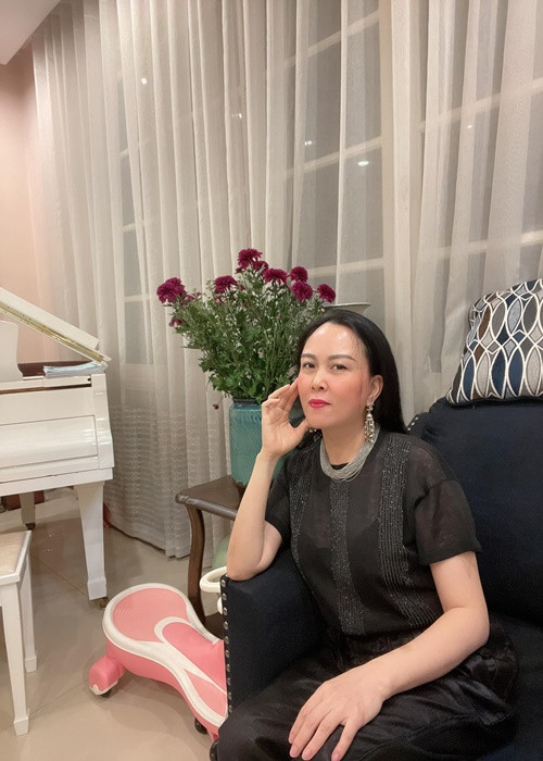 Phượng Chanel từng đăng tải video tình cũ hát ca khúc "Đôi mắt người xưa". Ảnh: FB Phượng Chanel