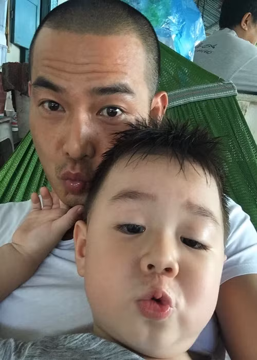 Nam diễn viên tâm sự: "Chúc mừng sinh nhật con trai của ba. Lâu rồi không có hình chụp chung cùng con, mong nhanh bớt dịch để được gặp con nhé. Chúc Pháo luôn khỏe, ngoan học giỏi. Yêu con”. Ảnh: FB Quách Ngọc Ngoan
