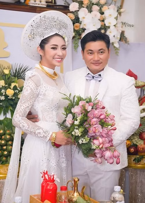 Vụ ly hôn của Thu Thảo càng ồn ào khi chị gái của Thu Thảo và Hoa hậu Phương Lê đá xéo doanh nhân Phúc Thành. Phía Thu Thảo liên tục chỉ trích chồng cũ sau khi bị dọa kiện ra tòa nếu đi quá đà. Ồn ào sau đó lắng xuống khi chồng cũ của Thu Thảo không đáp trả. Ảnh: FB Đặng Thu Thảo