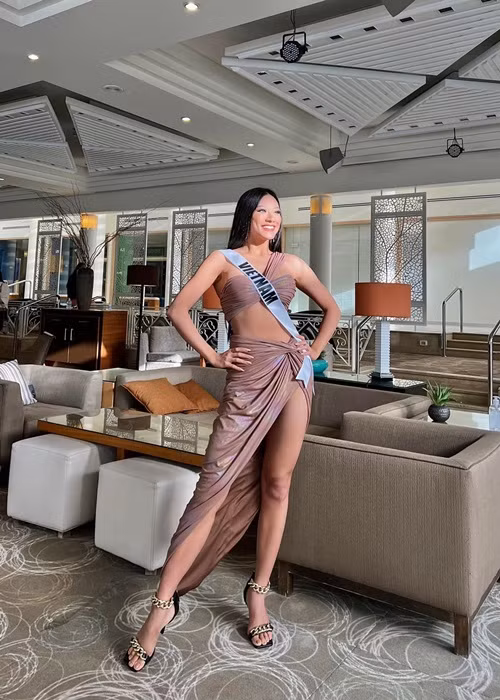 Theo ê-kíp, Kim Duyên tự tin trả lời bằng tiếng Anh ở phần phỏng vấn kín với ban giám khảo.