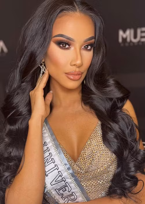 Trong những ngày đầu tham gia cuộc thi, Kim Duyên nhận được lời khen ngợi có vẻ ngoài cuốn hút như các mỹ nhân Mỹ Latin nhờ các chuyên gia trang điểm, làm tóc của ban tổ chức.