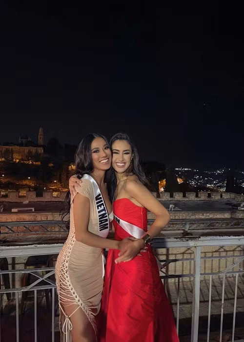 Càng về cuối, đại diện Việt Nam Kim Duyên mặc càng đẹp hơn.