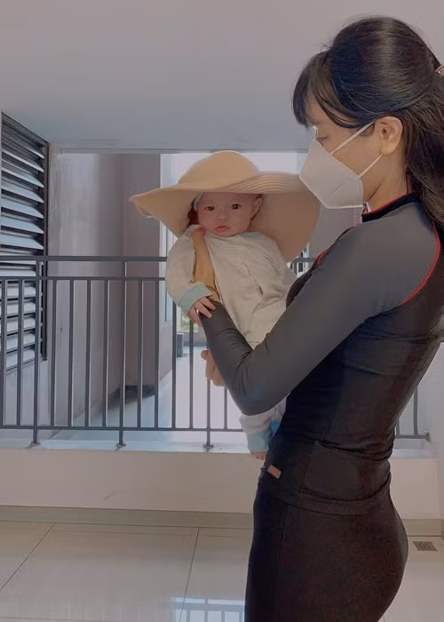 Nữ người mẫu chưa công khai danh tính lẫn hình ảnh bố của con trai. Ảnh: FB Khả Trang