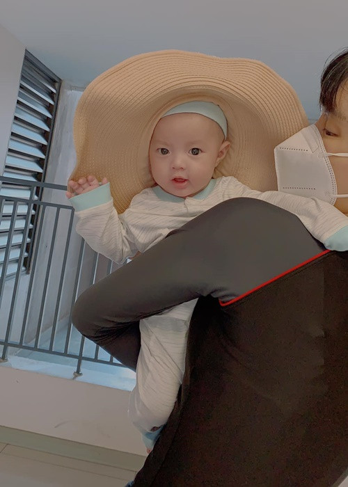 Con trai của Khả Trang nay được 4 tháng tuổi. Ảnh: FB Khả Trang