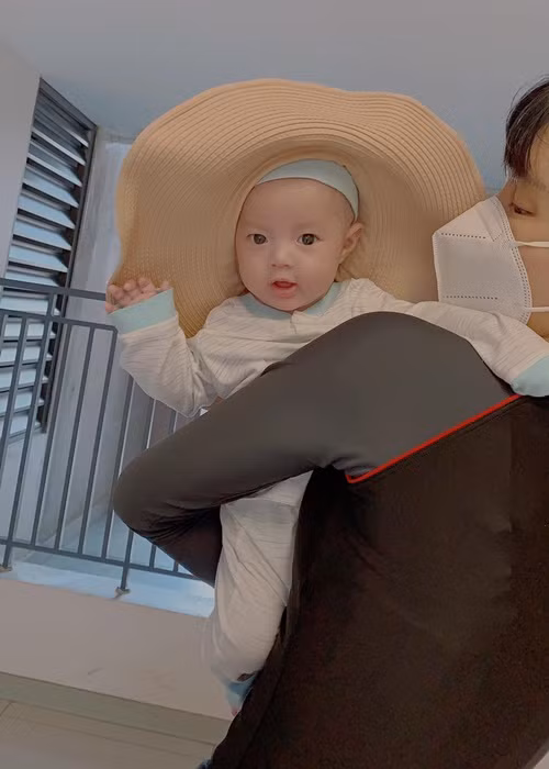 Con trai của Khả Trang nay được 4 tháng tuổi. Ảnh: FB Khả Trang