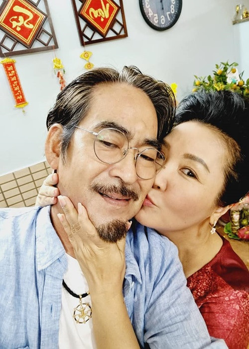 Chồng của Ngân Quỳnh cảm ơn vợ đã cáng đáng mọi thứ trong nhà. “Nguyện rằng kiếp sau có yêu nhau, nên duyên vợ chồng anh vẫn nguyện sẽ vun đắp hàng ngàn lần, anh cảm ơn em nhiều lắm”, anh nhắn nhủ vợ.